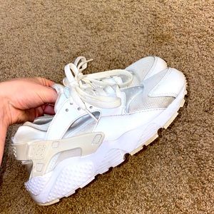 WHITE NIKE HURACHES 💞